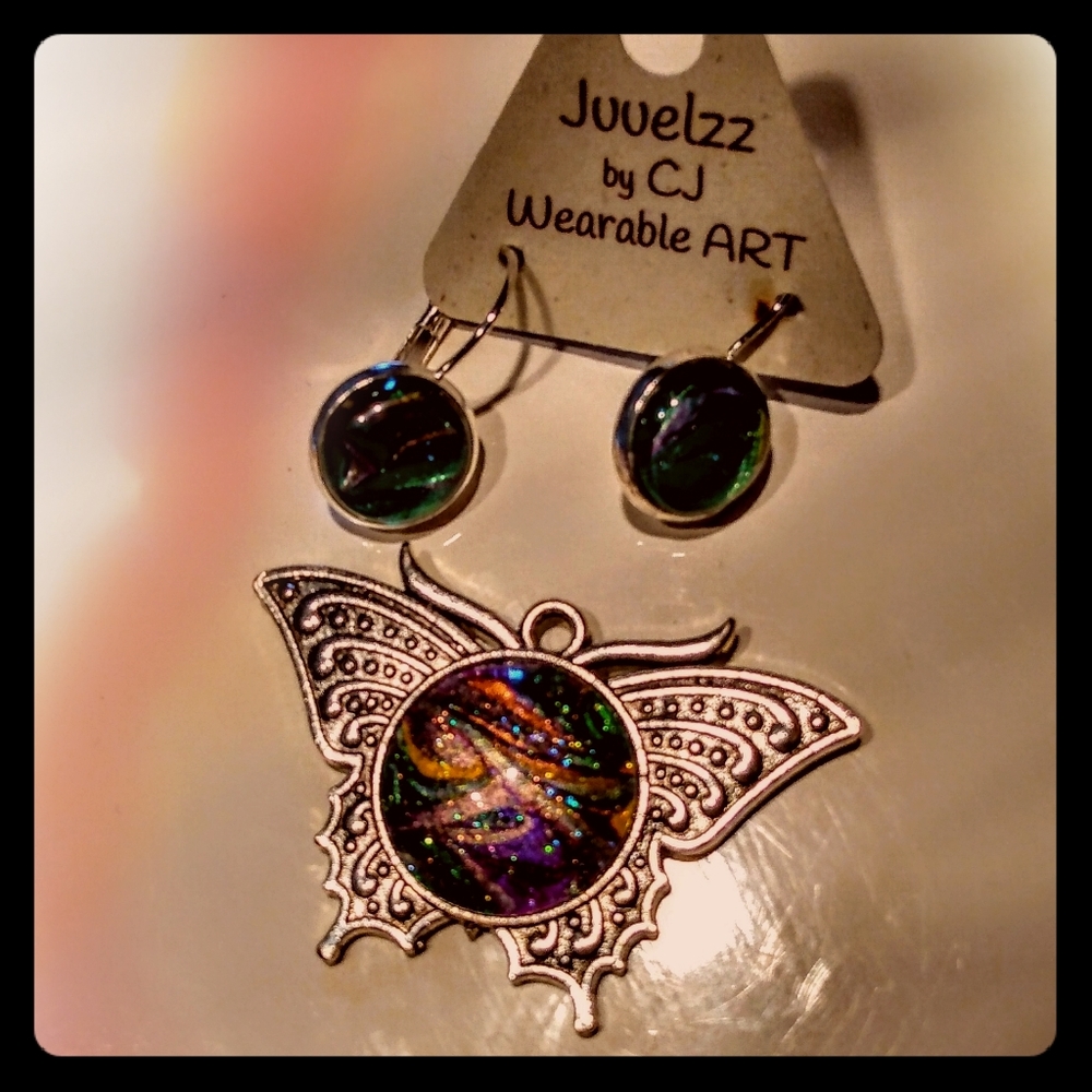 Jewlery necklace and earrings